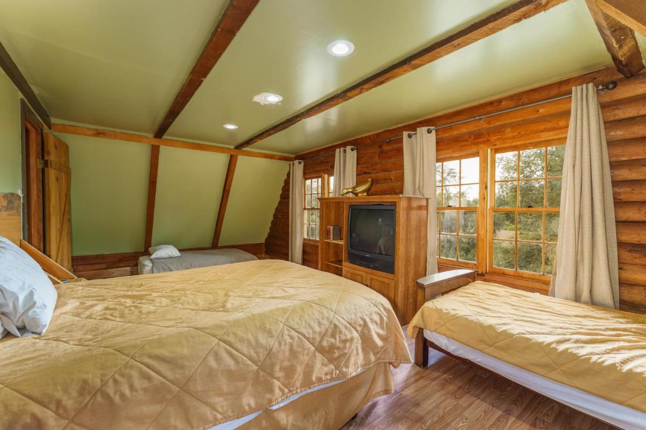 Mountain Trail Lodge And Vacation Rentals Oakhurst Exterior foto